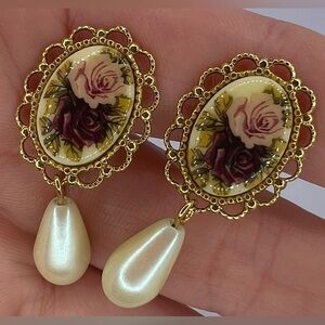 🌹 Vintage Floral Cameo Clip-On Earrings w/ Pearl Drop 🌹
